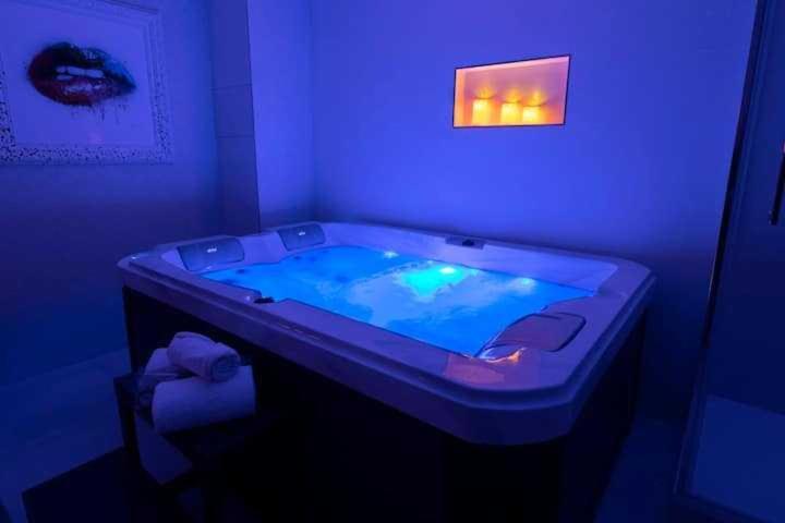Intimate Apartment With Air Conditioner & Jacuzzi 2Br 6P Montmartre Paris Exterior photo